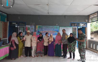 Bhabinkamtibmas Polsek Lebong Atas Hadiri Penyaluran BLT DD di Desa Blau