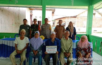 Bhabinkamtibmas Polsek Lebong Utara Hadiri Penyaluran BLT DD di Desa Air Kopras