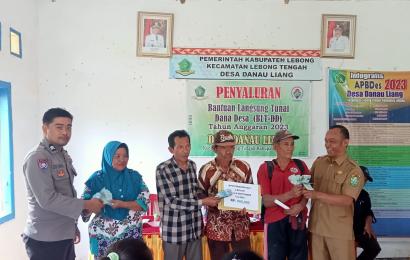 Bhabinkamtibmas Polsek Lebong Tengah Hadiri Penyaluran BLT DD di Desa Danau Liang