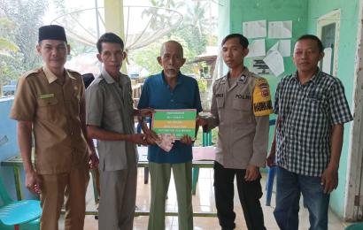 Bhabinkamtibmas Polsek Pino Hadiri Penyaluran BLT-DD Triwulan 4 di Desa Binaannya 