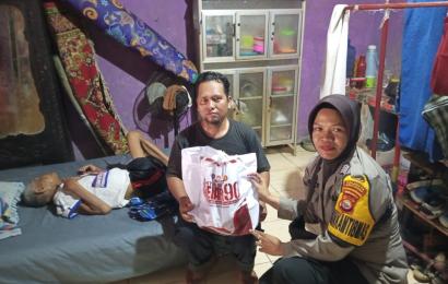 Bhabinkamtibmas Polsek Kampung Melayu Bagikan Paket Sembako dari AKABRI Angkatan 90 