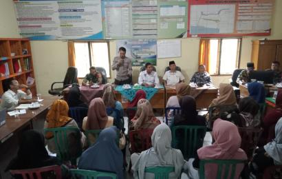 Kanit Binmas dan Bhabinkamtibmas Polsek Manna Sambangi Warga Desa Binaanya Hadiri Kegiatan Sosialisasi Bahaya Narkoba