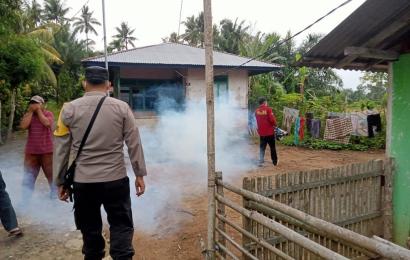 Bhabinkamtibmas Dampingi kegiatan Fogging Dari Puskesmas Kembang Mumpo