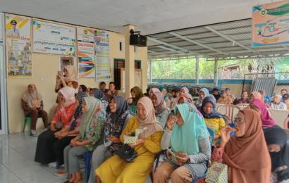 Kuatkan Tali Silaturahmi, Bhabinkamtibmas Polsek Pino Hadiri Kegiatan Penyaluran Bantuan Ketahanan Pangan Tahun 2023 Desa binaannya