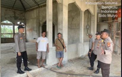 Polsek Seluma Jumat Curhat, Dengarkan Keluhan Warga Kelurahan Sidomulyo 