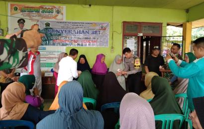 Bhabinkamtibmas Polsek Lebong Atas Hadiri Penyaluran BLT DD di Desa Tabeak Blau I