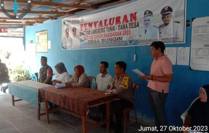 Bhabinkamtibmas Polsek Lebong Selatan Hadiri Penyaluran BLT DD di Desa Bungin