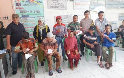 Bhabinkamtibmas Polsek Lebong Utara Hadiri Penyaluran BLT DD di Desa Talang Bunut 