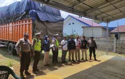 Personel Polresta Bengkulu Lakukan Pengawasan Serta Pengamanan Kedatangan Logistik Pemilu di KPU Kota Bengkulu