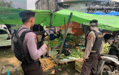 Patroli Siang Ke Pasar Purwodadi,  Sat Samapta Polres Bengkulu Utara Sampaikan Imbauan Kamtibmas dan Prokes