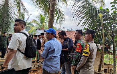 Personel Polsek Talo Monitoring Kunjungan Bupati Seluma Dalam Rangka Peletakan Batu Pertama Pembangunan Sarana Sanitasi
