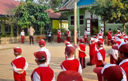 Bhabinkamtibmas Polsek Lebong Atas Jadi Pembina Upacara di SDN 18 Lebong