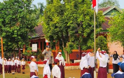 Bhabinkamtibmas Polres BU Jadi Pembina Upacara di Sekolah