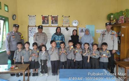 Polsek Maje Police Go To School di TK Negeri Sinar Pagi 