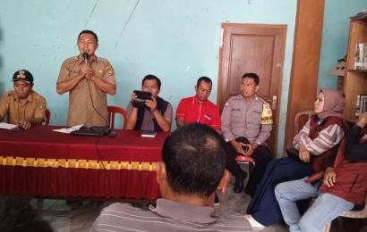 Bhabinkamtibmas Polsek Manna Menghadiri Musyawarah Verifikasi Kelayakan Penerima Bantuan Sosial di Desa Ketaping