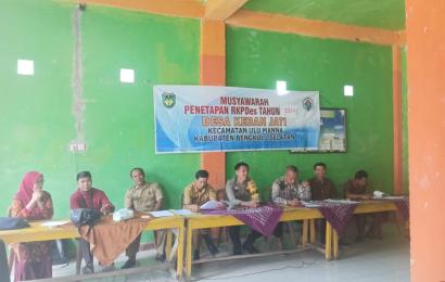 Bhabinkamtibmas Polsek Pino Menghadiri Musyawarah Penetapan Rancangan RKPDes Rencana Kerja Tahun 2024 Desa Keban Jati