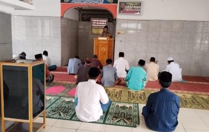Bhabinkamtibmas Sampaikan Khotbah Jumat di Masjid Al Falah Desa Ulak Lebar 