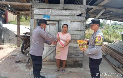 Selasa Berbagi, Polsek Maje Berikan Bantuan Beras dan Minyak Goreng Kepada Warga Kurang Mampu 