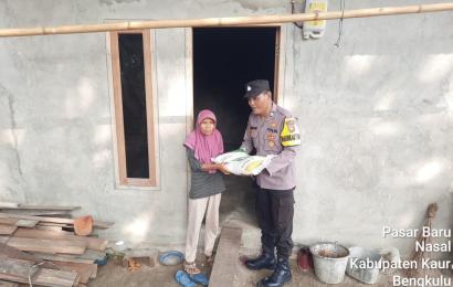 Janda Lansia Ini Terima Bantuan Sembako dari Polsek Nasal 