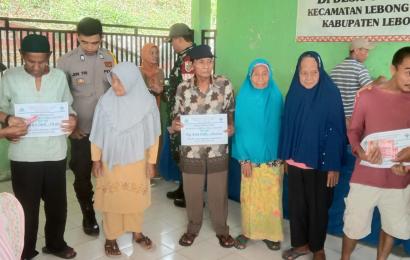Bhabinkamtibmas Polsek Lebong Utara Hadiri Penyaluran BLT DD di Desa Gandung