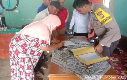 Bhabinkamtibmas Polsek Lebong Selatan Hadiri Pembagian BLT DD di Desa Talang Liak II