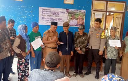 Bhabinkamtibmas Polsek Lebong Tengah Hadiri Pembagian BLT DD di Desa Semelako Atas
