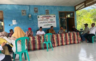 Bhabinkamtibmas Polsek Lebong Utara Hadiri Monev Pembangunan di Desa Tambang Sawah
