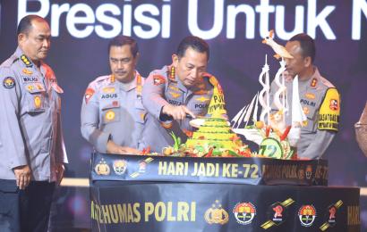 Dua Hadiah Untuk Divisi Humas Polri Dari Kapolri