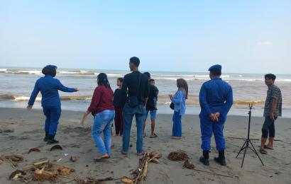 Patroli Dialogis, Polairud Polres BS Sampaikan Imbauan Kamtibmas Kepada Wisatawan Pantai Pasar Bawah 