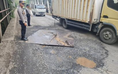 Kapolsek Batiknau Beserta Babinkamtibmas Cek Jembatan Paninjau