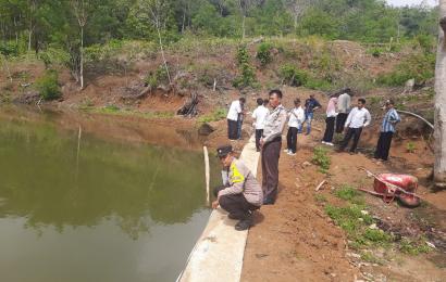 Kanit Binmas dan Bhabinkamtibmas Polsek Lebong Utara Hadiri Monev DD di Desa Ladang Palembang
