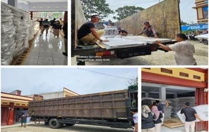 Personel Polresta Bengkulu Lakukan Pengawasan dan Pengmanan Kedatangan Bilik Suara di KPU Kota Bengkulu