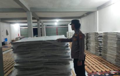 Anggota Satgas Preventif Operasi OMB Polres Kaur Patroli di Gudang Logistik 3 KPU Kabupaten Kaur