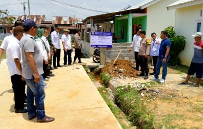Bhabinkamtibmas Polsek Manna Hadiri Penetapan Titik 0 Pelaksanaan Kegiatan Pembangunan Drainase Siring Pasang 