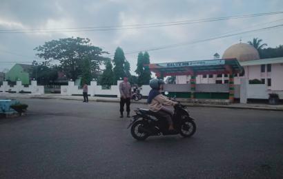 Layani Masyarakat di Pagi Hari, Polres Bengkulu Selatan Laksanakan Pengaturan Lalu Lintas