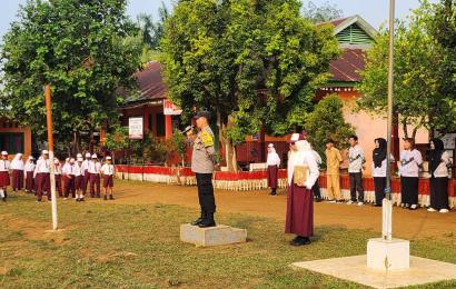 Jadi Pembina Upacara di Sekolah, Bhabinkamtibmas Polres BU Ajak Murid dan Dewan Guru Jaga Kamtibmas