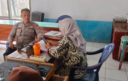 Kanit Binmas Polsek Kota Manna Patroli Sambang, Ajak Warga Download Aplikasi Super APP Polri 