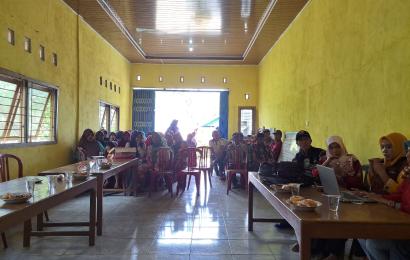 Bhabinkamtibmas Polsek Seginim Musyawarah Khusus Verifikasi Kelayakan Penerima Bantuan Sosial di desa Binaannya