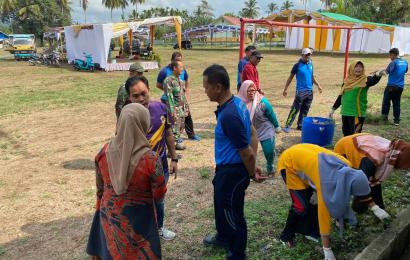Bersama Warga, Polsek Seginim Gotong Royong Bersihkan Lapangan Kecamatan Air Nipis