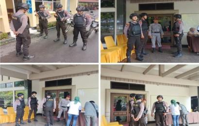 Personel Sat Samapta Polresta Bengkulu Lakukan Pengamanan Rapat Koordinasi Finalisasi Pengisian dan Verifikasi Data Calon DPRD Kota 