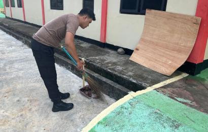 Personel Polsek Muara Sahung Kurve Kebersihan di Seputaran Mako 