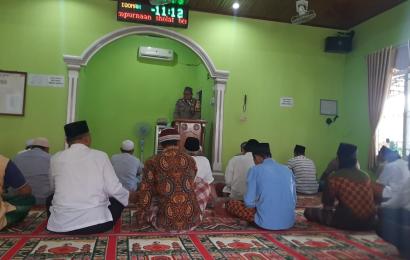 Bhabinkamtibmas Sampaikan Pesan Kamtibmas Melalui Khotbah Jumat