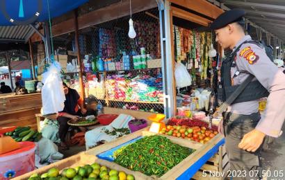 Patroli Siang Hari, Sat Samapta Polres Bengkulu Utara Sampaikan Imbauan Kamtibmas dan Prokes di Pasar Purwodadi