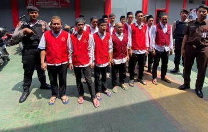 Personel Sat Samapta Polresta Bengkulu Kawal Tahanan Umum Menuju Kantor PN Bengkulu