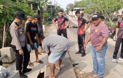 Bersama Warga, Bhabinkamtibmas Kelurahan Padang Serai Gotong Royong Bangun Jembatan 