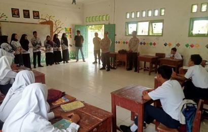 Police Goes to School, Polsek Maje Sambangi SDN 24 dan SMP 18 Negeri Satu Atap Sosialisasikan Tertib Berlalu Lintas dan Kenakalan Remaja 