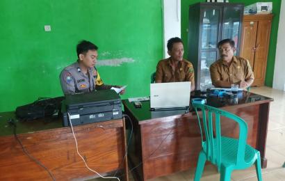 Bhabinkamtibmas Sambangi Aparat Pemdes Berikan Sosialisasi Untuk Mencegah Terjadinya Pungli 
