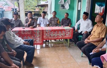 Kapolsek dan Bhbinkamtibmas Polsek Pino Hadiri Penyaluran BLT DD Desa Lubuk Tapi