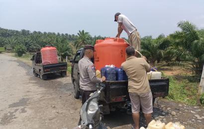 Polsek Pino Raya dan Kades Nanjungan Berikan Bantuan Sosial Air Bersih Kepada Warga 