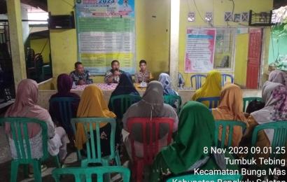 Briptu Yogi Pramana Hadiri Penyaluran BLT DD di Desa Tumbuk Tebing
